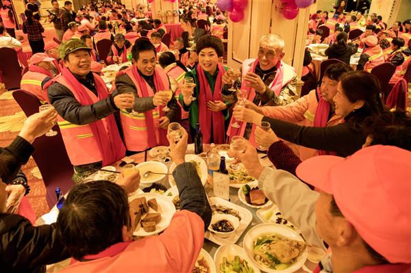 寒冬送温暖—— “城市美容师”慈善年夜饭