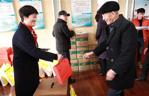 “福你一把”项目实物发放仪式