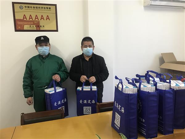 发放爱心防护物资